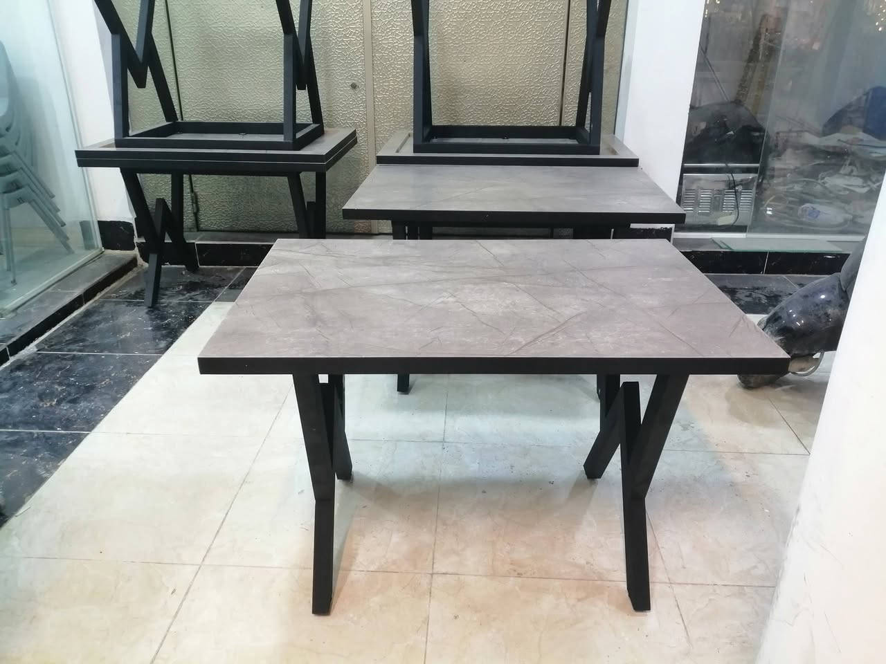 ميز طعام للمطاعم والحدائق والبيوت
ابو سليمان دامرجي ***********
عنوان كركوك
