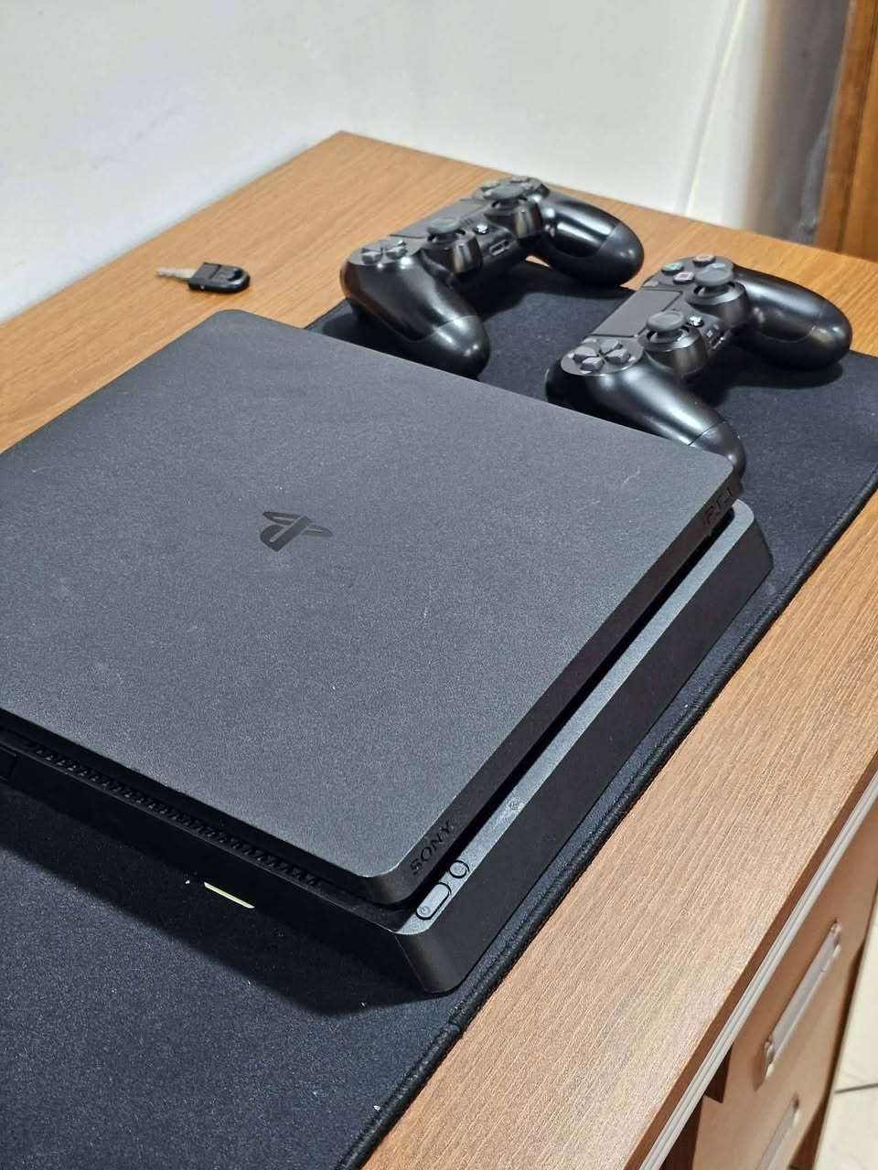 سوني فور مهكر نضام 11 قرص بيه العاب بيس و gta بيها فيراري ثنين وزومبي ما مفتوح برغي بيه جهاز باله يخبل مستخدم شهر مابيع غير جلخ واحد السعر 260 قفل قفل قفل لادور بيه ربع يددتين ***********
