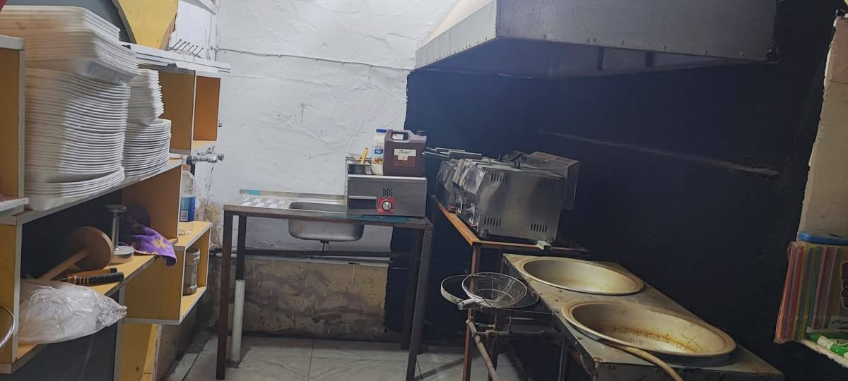 مكلف بالنشر تواصل على رقم ***********
اغراض كافتريا كاملة للبيع 
كرد بركر جديد ما مستخدم
قلاية حوضين كهرباء
قلاية حوضين غاز 
طباخ حوضين 
سنك غسل 
وملحقات اخرى
البيع شلع كلهن بسعر مناسب
