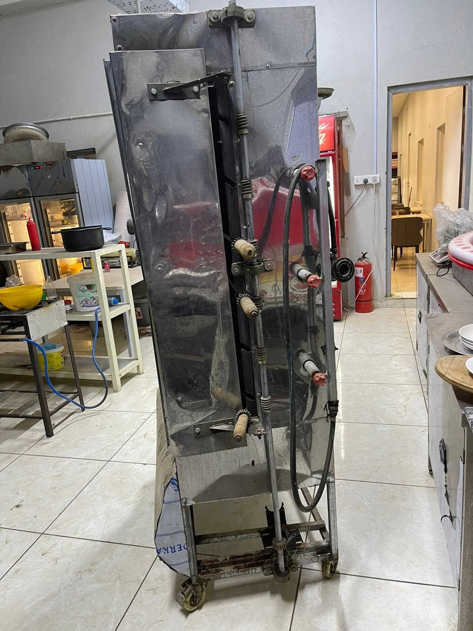 السلام عليكم
شواية دجاج  كاملة ونضافة للبيع او مراوس فرن بيتزا

السعر ٢٠٠وبيها مجال موجود خاص او اتصل ***********
