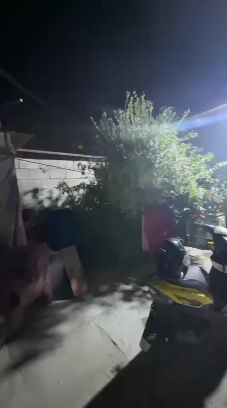 سلام عليكم  بيت للبيع لبهو  قرب حسينيه شهيد الجمعه يحتوي عل ــــــــــــــــــــــــــــــــ
دوانيه 4ب6
صالة 10ب4
الغرفه 1 / 5ب4
الغرفه 2/ 4ب4
الحديقة داخل لبيت 6متر 
كراج خارجي وحديقة زرع 10مترات 
سعر 28 وبي مجال لشراي
رقم ***********
