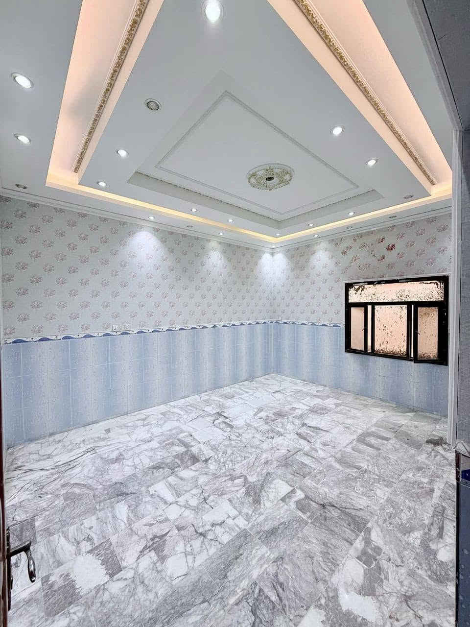 بيت للبيع بمساحة ٢٠٠ متر قرب حسينية البقيع (شارع إسماعيل) يبعد عن الشارع العام ٢٠٠ متر و على شارع مقرنص ٨ متر.
البيت مكون من ثلاث طوابق.
الطابق الأول يحتوي على استقبال و غرفتين نوم واحدة منهم فيها حمام و مطبخ حار و بارد و هول واسع.
و الثاني فيه ٤ غرف نوم، و الثالث فيه غرفة نوم واحدة.
الأرضية و الدرج مرمر.
طابو ملك صرف زراعي عراقي مكاتبة و وكالة و نسخة من الطابو. 
السعر ١٩٥ مليون و قابل للتفاوض.
‏‪***********‬‏ البصرة, العراق
