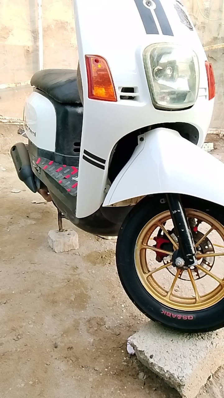 السلام وعليكم للبيع دراجة بوليس كابريتر كلشي شغال بيهة بس نقص هندر السعر 650وبيهة مجال رقم ***********
