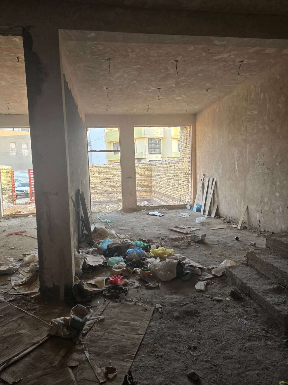 هيكل طابقين بناء درجه اولى للبيع 
ام الخيل الثالثه  يقع على شارع بعرض 40 متر  قرب الحولي 
**********************************
المساحه / 100 متر 
واقع حال 140 متر  مع فضله 70 متر 
الواجهه /  10 متر 
علمآ  الهيكل مطلوب الصندوق الاسكان 
60 مليون 
____________________________
الطابق الأرضـــي 
غرفه نوم  سويت / صاله/ استقبال/ مطبخ حار مع مطبخ بارد / مجاميع صحيه عدد 2 / حديقه / كراج 

الطابق الأول 
3 غرف نوم  نظام سويت / صاله/ مجموعه صحيه 
_____________________________
للأستفســار/ مراجعـــــة مكتـــب النخبه للعقار والمقاولات العامه الكائــن حي العروبه شارع المتحف مقابل ايسي كريم الإيطالي او الاتصال على الأرقام التاليه 
***********
***********
