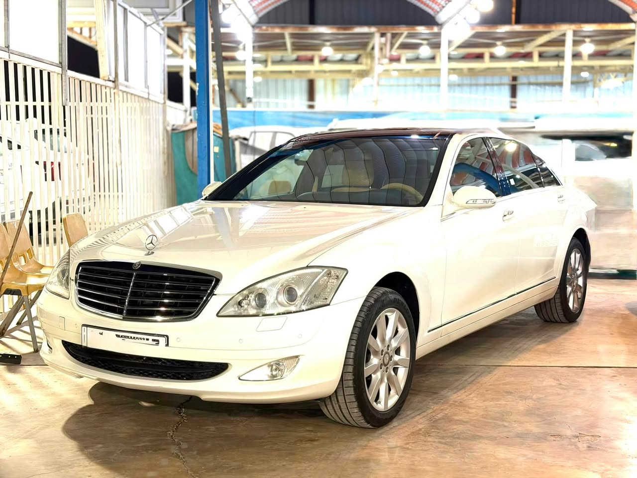 السلام عليكم ورحمة الله
مرسيدس اس كلاس S350
موديل 2009
محرك بنزين  6سلندر
ماشية 49 الف كيلومتر حقيقي  
المواصفات:-
( ابواب كبيره لارج ،  سقف بانوراما ، كامرة حرارية لعرض لطريق امام السائق ،خمس بردات  . داخل فورميكا ،داخل جلد بيجي   .ك. كامره .كشنات امامي والخلفي متحرك ابواب شفط ..  اوتو هولد  .صندوق شفط وسحب . حساسات امامي والخلفي  ، كشنات واستيرن كهربائي ، كير شفت استيرن .).  
السيارة مابيها اي خلل كهربائي وكير ومحرك كله بشرط 
مامفتوح 
رقم بغداد باسمي.

العنوان : الديوانية المركز . 

رقم صاحب السيارة
***********
