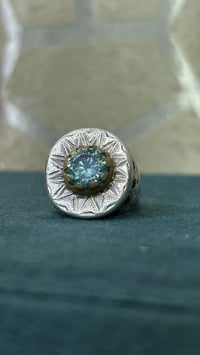 خاتم 💍فضة رجالي مزين بحجر الموزنيايت اللامع مأطر بتاج ذهبي سبع معادن م...