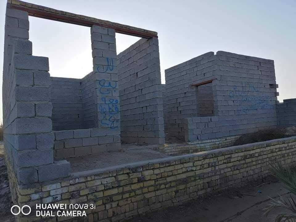 السلام عليكم بيت هيكل للبيع حاوي العباس جهت ال حمام المساحه 200 متر غرفتين ودوانيه وصاله ومطبخ وصحيات السعر 15 وبي مجال بسيط ***********
