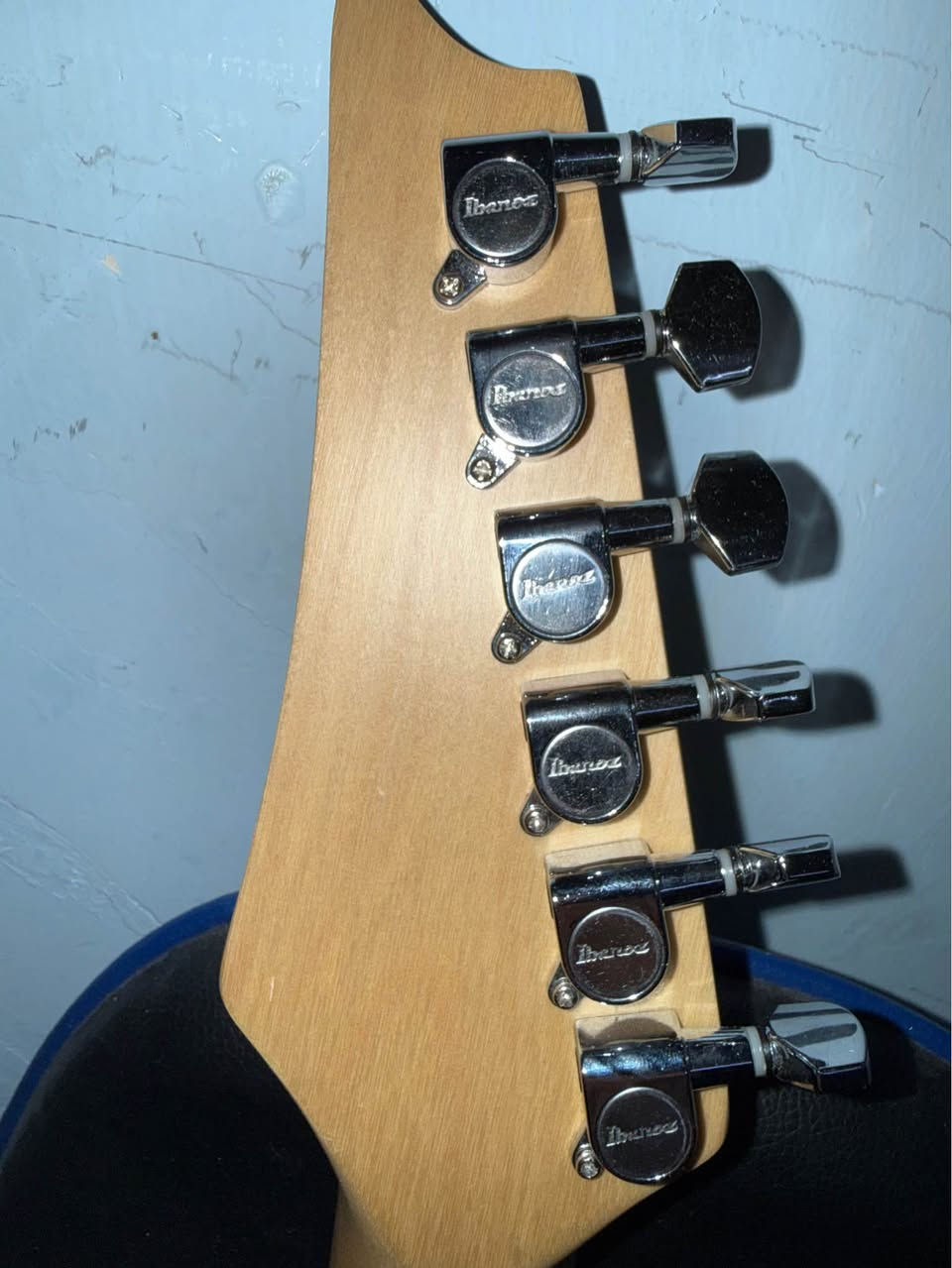 كيتار ibanez gio 
بيكاب HSH ثنين هامبكر

يجي وياه
Amp امبليفاير ١٠ واط شحن متنقل
وحقيبه
و Pedal دستورشن 
محوله للبيدل
٢ كيبلات واحد اصلي ثاني تجاري
كابو 

AMplifire 10w chargable
Pedal Overdrive
Bag
2 Cables 6.3mm
Capo

ibanez Gio  Electric Guitar grx70qa

السعر 250 الف دينار توصيل داخل بغداد متوفر او تجيني تفحصه
الكترك كيتار بغداد, العراق


**إذا كنت صاحب هذا الإعلان وتريد حذفه لأي سبب، رجاءا أرسل رسالة إلى الدعم الفني**