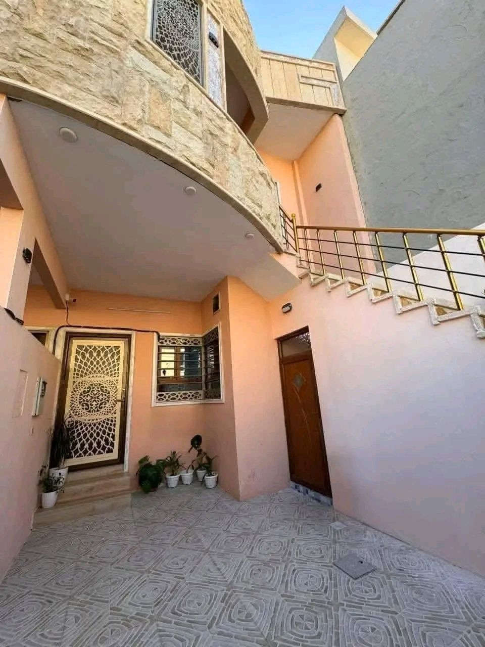 دار للبيع قرب جامع التقى الفلاح الثانيه الملعب الدولي معزول الطابق الفوك عن الجوا مساحتو ١٠٠ متر السعر ب١٢٥ وبناء حديث جمعيه ***********
