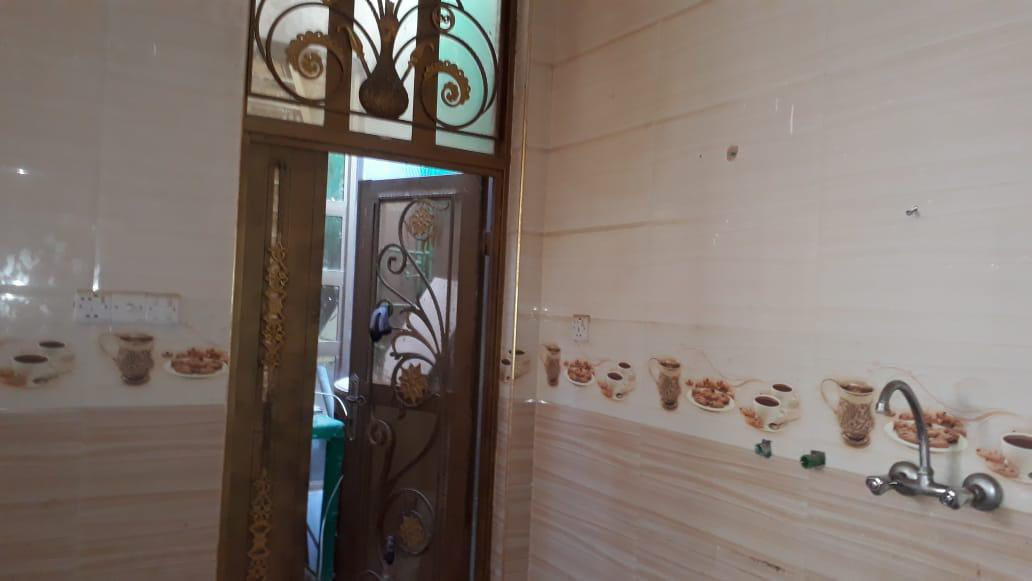 دار طابق واحد  للايجار بيت 100متر حي النداء منطقه 48 الشارع مقابل بانزين خانه شارع كربلاء عمود 21 
يحتوي عله غرفه 
وصاله وستقبال ومطبخ وصحيات ومكشوفه 
سعر ليجار 250 مقدمه اربع اشهر وكل شهرين دفعه وحده اريد مئجر ثابت استفسار 
***********
من طرف ام ملاك للعقارات لعلمه
