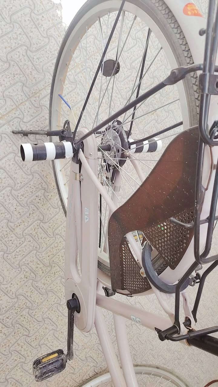 السلام عليكم باسكل للبيع 🚴‍♀️
مديل 2022👌
نضافته 98%🔥
    لونه وردي فاتح 🩷
حجم 26✅
التصال عل رقم الهاتف 
***********
