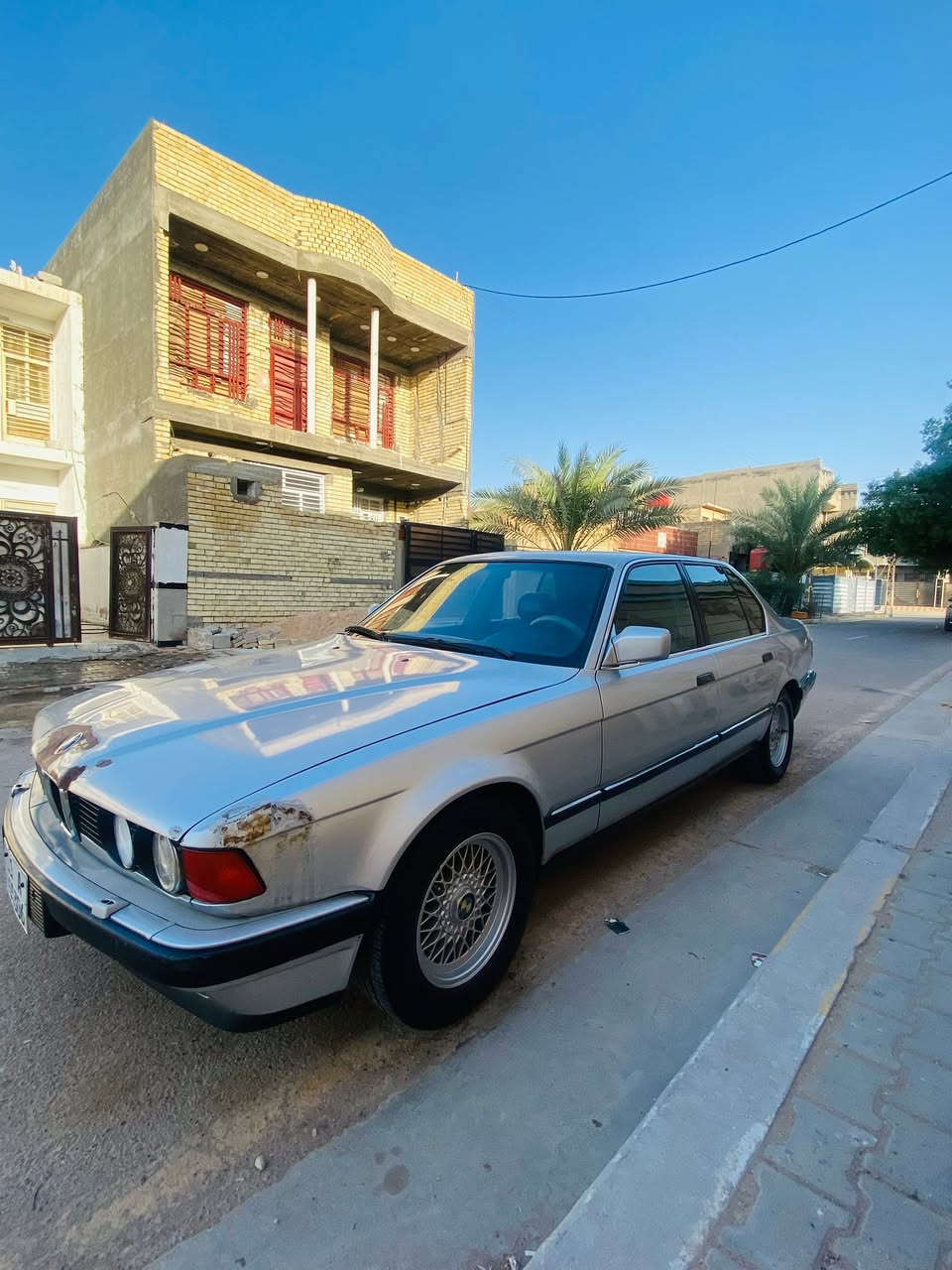 السلام عليكم بيئم موديل 1990الحجم 730سياره جديده مابيها نقص فقط تبريدها والگير بيه مشكله بصيطه مكانها بغداد المحموديه السعر ٤٥وبيها مجال رقم ***********
