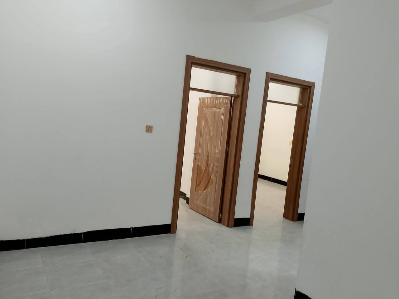 شقه للايجار 
 تكون من غرفه عدد 2 + صحيات ومطباخ + وحمام وصاله كبيره ايجار شقه 200 
العلوان الرمادي 7 كيلو غرب جامع الأخوين 
 استفسار انتصل ***********
كل خدمات متوفر
