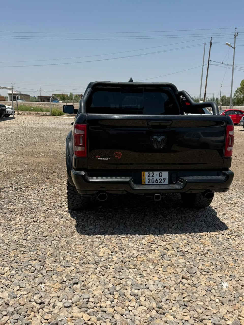 رام 1500 Limited موديل 2022، فوووول
ضررها جاملغ ايمن امامي بدون دواخل مبدل نفسه 
 من أفخم فئات رام، وتجمع بين القوة والفخامة. فيما يلي أبرز مواصفاتها:

المحرك والأداء

* محرك HEMI V8 سعة 5.7 لتر مع نظام eTorque (هايبرد خفيف).
* القوة: 395 حصان.
* عزم الدوران: 556 نيوتن.م (410 رطل-قدم).
* ناقل حركة أوتوماتيكي 8 سرعات.
* دفع خلفي أو رباعي حسب الفئة والتجهيز.
* قدرة سحب تصل إلى 11,470 رطلاً (حوالي 5,200 كغ).  

التجهيزات الخارجية

* مصابيح LED أمامية وخلفية.
   *   قياس 22 إنش تاير جبلي .
* نظام تعليق هوائي ( جكات ) قابل لتعديل الارتفاع.

المقصورة الداخلية

* مقاعد جلد فاخر مع تدفئة وتبريد للمقاعد الأمامية.
* تدفئة للمقاعد الخلفية.
* مقاعد كهربائية مع ذاكرة للسائق.
* فتحة سقف بانورامية. 
* إضاءة داخلية محيطية فاخرة.
* نظام صوت Harman Kardon. 

التكنولوجيا

* شاشة وسطية 12 بوصة Uconnect 5.
* شاشة عدادات رقمية.
* دعم Apple CarPlay وAndroid Auto.
* شاحن لاسلكي للهاتف.
* كاميرا خلفية .
* تشغيل السيارة عن بعد.

أنظمة السلامة

* مثبت سرعة متكيف.
* نظام المحافظة على المسار.
* مراقبة النقطة العمياء.
* التحذير من الاصطدام الأمامي مع الكبح التلقائي.
* حساسات أمامية وخلفية.

الأبعاد

* عدد المقاعد: 5.
* خزان الوقود: (حوالي 120 لتراً).
* تتوفر بصندوق قصير بدي طويل المرغوب. 
* دواسات كهربائية مكان السيارة قلعة سكر /ذي قار

حادثها خفيف موجودة الصور للاستفسار ***********
