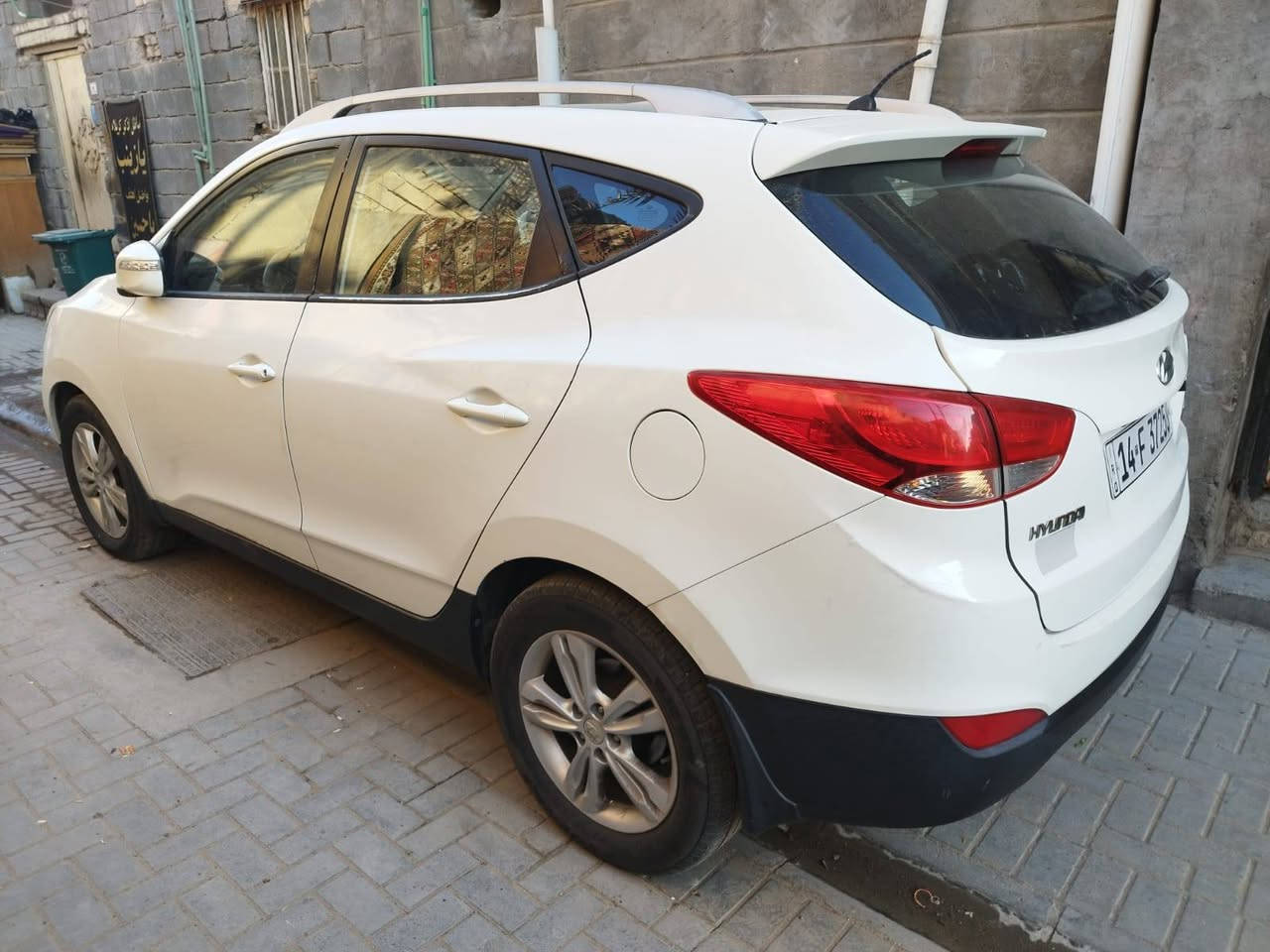 سلام وعليكم 
توسان موديل 2011
لا صبغ ولاضربه 
كفاله 
فقط بارد بيها
رقم بصره تحويل ثاني يوم 
تحكم ستيرن 
ويل كب
بلوتوث
مرايات شفط
تنته 
فول مواصفات 
مكينه كير حداديه تبريد خير من الله 
السعر132بيها مجال بصيط 
العنوان البصره الحيانيه الطاك قرب مركز الفراهيدي 
للأستفسار اكثر 
***********
