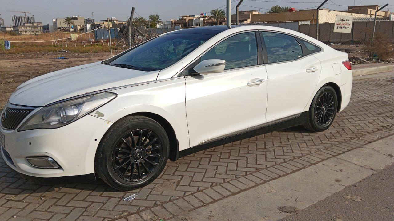 سلام عليكم ازيرا 2014 خليجي محرك 3000 لا تنقيص ولا تبخير ماشيه 212 الف  بانوراما وتبريد قطعتين وثلاجه بالجكمجه وكشنات جلد وحساسات خلفيه ومرايات شفط وكشنات كهرباء وبصمه تشغيل ودخول ذكي وتحكمات ستيرن  وبيها برده خلفيه وبردات ثنين بالكشن الخلفي وبيها اناره لد على طول السياره وتتحكم بيها بالتلفون والسياره مشدودلها لايتات زنون  ومسويلها ادامه كامله للمحرك نوزلات وبلكات ومجاول والدهن كله اصلي وما متعوبه السياره بس البنيد مصبوغ والجاملغ الي عكس السايق  مصبوغ والسياره كلش نظيفه اي نقص مابيها وشادلها كامره تسلا وعازل شفاف حراري لكل الجامات والسياره اي نقص مابيها ولا كلوب بالدشبول مشتغل صدر مسوي جديد ومنظومه تبريد هذا الموسم شديته والسياره رقمها بغداد الجديد وهزه جديده رايدها ب122  وبيها مجال  بسيط كلش وهذا رقمي *********** ومكاني بغداد حي الجهاد واعتذر على الاطاله
