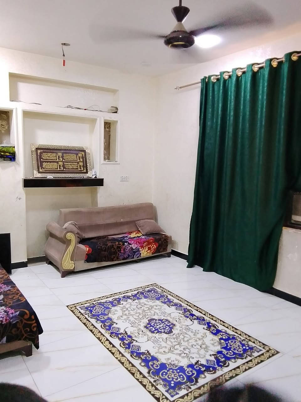 بيت للبيع بالبوعيثة
مجمع السلام
طابو زراعي سند 25
100متر مربع 10×10
يتكون من استقبال ومطبخ وهول داخلي وغرفة نوم وصحيات
والطابق الثاني غرفتين نوم وبيتونة وصحيات 
للتواصل عالرقم ***********
