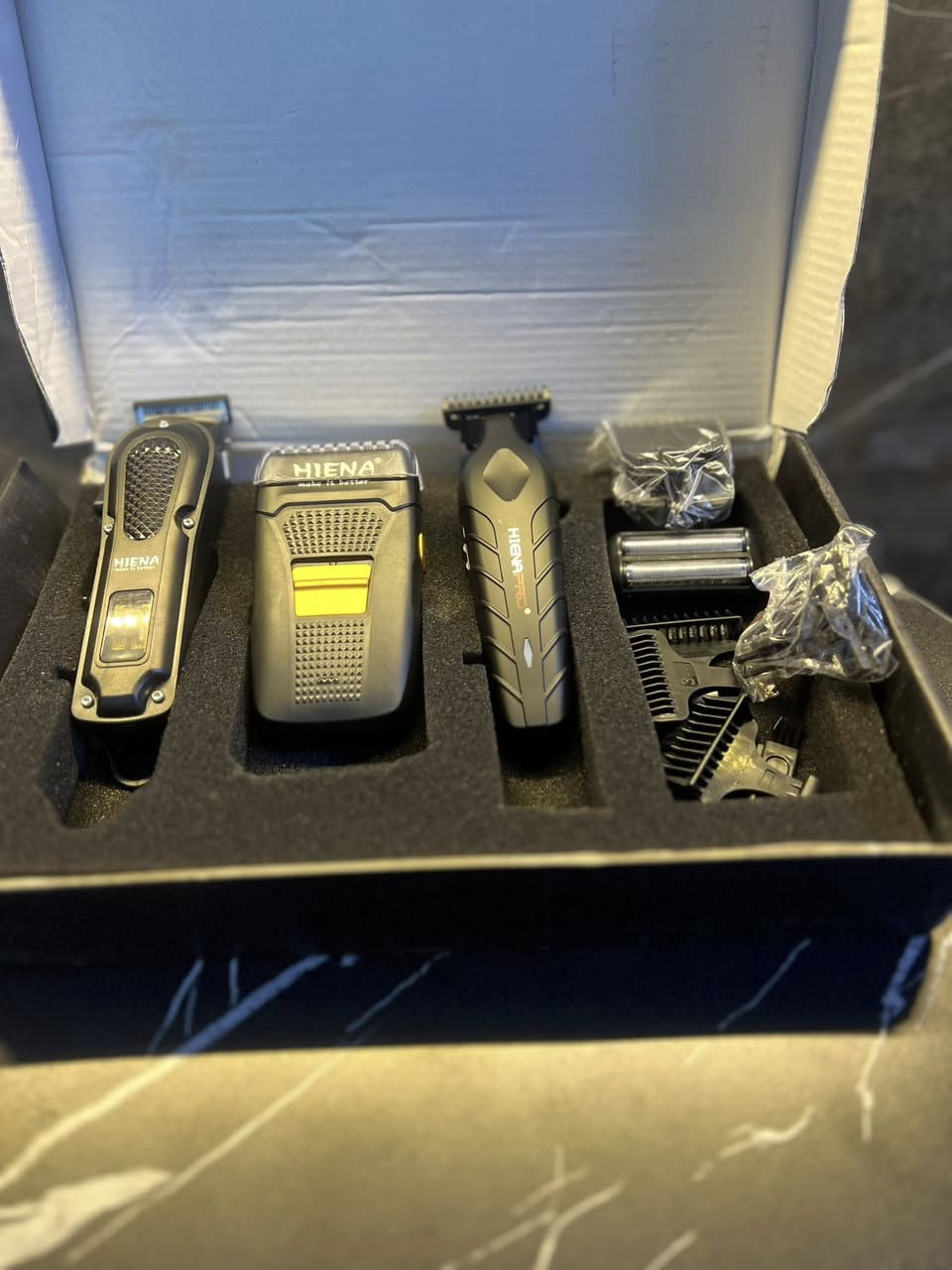 هذا طقم ماكينة قص شعر، ويحتوي على الميزات التالية: 
يُستخدم لقص الشعر وتشذيب اللحية.
يمكن أن يكون مناسبًا للاستخدام المنزلي أو للسفر.
قد يتميز بشفرات من الفولاذ أو التيتانيوم والسيراميك.
قد يكون مقاومًا للماء أو يدعم الشحن السريع، اعتمادًا على الطراز المحدد.
توصيل 5 متواجد خاص او واتساب ***********
