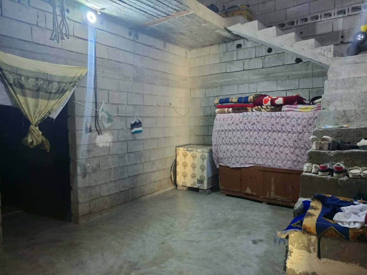 السلام عليكم بيت للبيع في حزيران قرب جامع حاجه صالحه بفرع سعدون الشاهري مقابيل مركز العدالة  المساحة 200 متر  السعر 55وبي مجاال للشراي والي يحب يتصل بل خدمة ***********
