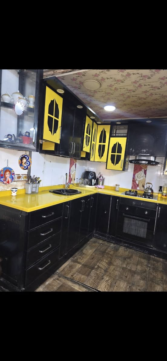 كاونتر لبيع مع الطباخ والفرن والمرشحه والخلاط لبيع مكاني شعله ام نجم 
٧٥٠لف وبيه مجال قليل
***********
