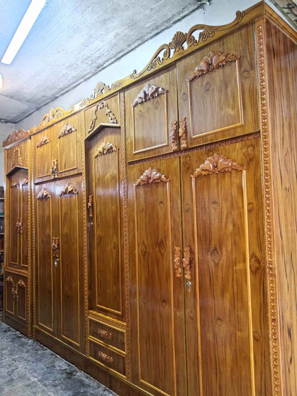 سلام عليكم ورحمة الله وبركاتة 
نقدم لكم غرفه 5 ابواب ملحق فصال ابراج نقش زان 
شغل درجه اوله صاج 5 ملم صبغ حراريا 
سعر مناسب جد بس750 مع النقل ولشد داخل الموصل الشراي يخابر عل رقم ***********/
*********** ولخاص مفتوح
