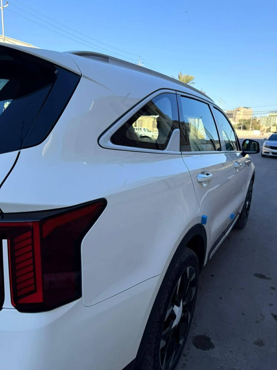 السلام عليكم للبيع سيارة سورنتو موديل ٢٠٢٥ زيرو ماشية ٢٠٠٠كم فقط اثر الترقيم والتحويل السياره جديده ومكفوله من جكة الابرة مواصفات صندوق كهرباء وكشن الامامي كهرباء بصمه وتشغيل عن بعد هندبَريك رجل ويل ٢٠ والمحرك ٤ سلندر وباسمي السياره خاضعه للضمان الشركه الدوليه مع تبديل الدهن ٤ مرات وصيانه ه سنوات والسياره موجوده في كربلاء ***********
