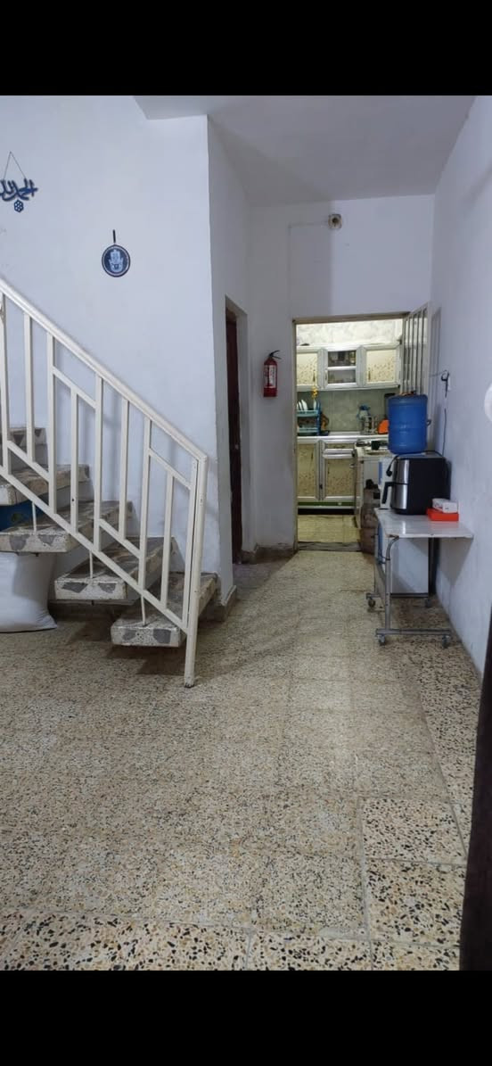 🏠 دار للبيع 
المساحة 105
النزال 15 الواجهة 7 
مسلح + بناء قديم وليس حديث نظيف قابل للسكن 
الطابق الاول 3 غرف وخدمات +طرمة جبيرة
الطابق الثاني غرفه + تكملة غرفتين ساندويج وخدمات 
وسطح 
للاستفسار *********** 
المكان حرية ثانية الفرع المجاور دائرة الكهرباء 
السعر 200 قابل للتفاوض
