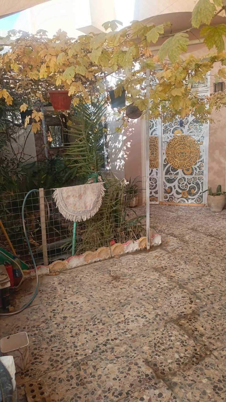 بيت للبيع طابو صرف مساحه 200متر نزال 20واجهه 10 مكان الشعب الحي الصناعي الاستفسار الاتصال على رقم ***********
