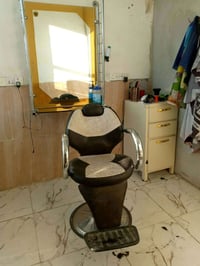 مرايتين • كرسي • ميز