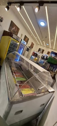 غراض محل مثلجات للبيع  متواجد في بغداد نفق الشرطة المحل  تصفية غراض كا...