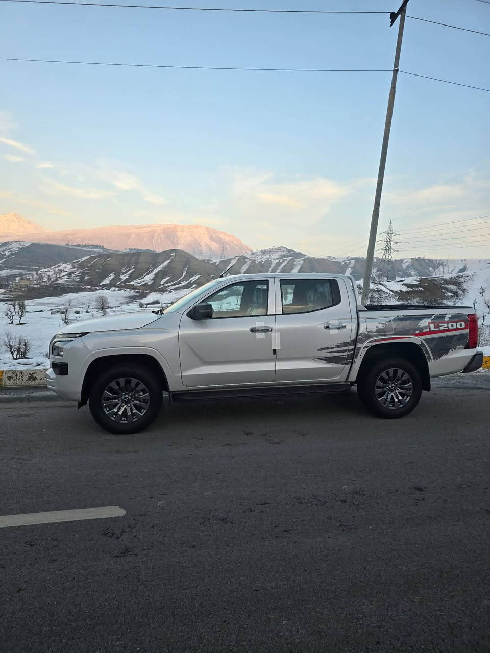 قەزافی مستربۆشی  مۆدیل ٢٠٢٤ رەنگ سلڤەر سەیارەکە هیچی نیە بێ بۆیاغە بێ تەعدیلە بێ تەزرەیە قۆپیشی نیە سەیارەکە زۆر خاوێنە رەقەم و سەنەوی تاکو ٢٠٣٠ نوێیە ١٧٠٠٠ حەڤدە هەزار کیلۆمەتر رۆیشتوە 
رەقەم تەلەفۆن:***********
شوێن:سۆران
نرخ:٢٣٣ مرغصور, أربيل
