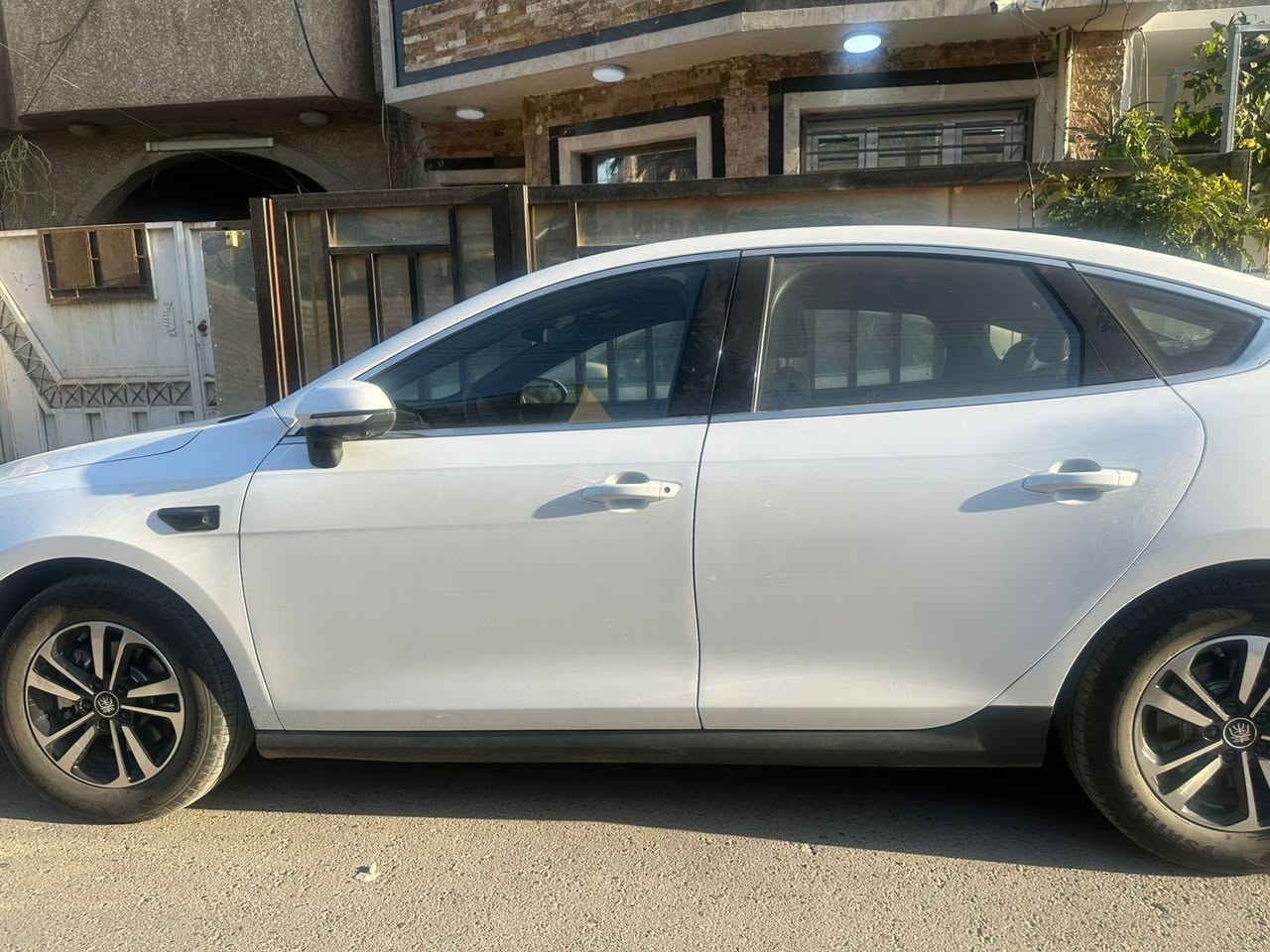 بي واي دي للبيع فول مواصفات ١٣ كامره فتحه ركن ذاتي رادرا داش كام منه وبيه وبوكس شاحنه اصلي اربع وضعيات قياده
ماشيه ١٤ الف بيه طخه بسيطه ومسويه ممبينه نهائيا السعر ١٤٢ ورقه  اني ماخذه ١٥٥ ورقه اول منزلت مكاني حي الجهاد الشارع التجاري ***********
