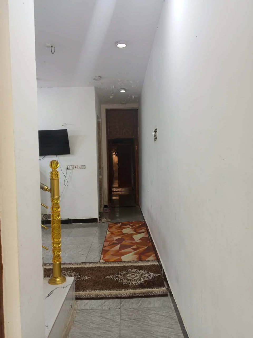 ب17 مشتمل طابقين الاول كامل الثاني هيكل نقص سقف زين القوس شارع ابالفضل مقابيل المدرسة الصينيه  مطلوب 95 // لاتتصل اذا بس تعامل رجاءً 
متكون من استقبال صاله غرفه والثاني كذلك ***********
