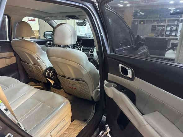 السلام عليكم 
سورنتو خليجي موديل ٢٠٢٣ رقم اربيل سنويه باسمي شرط تحويل 
٦ سلندر ٧ راكب فوووووول اعلى مواصفات بالسورنتو سياره اشتريته بيه تبديل جاملغ امامي شركة بدون اي دواخل ونطخت بيدي صبغت جاملغ خلفي ونص الباب اما الباقي كفاله شرط سونار تخم تاير ومحرك وكير كفاله عامة  
السعر ٢٥٥ وبيه مجال مكان السياره بغداد الدورة 
***********
