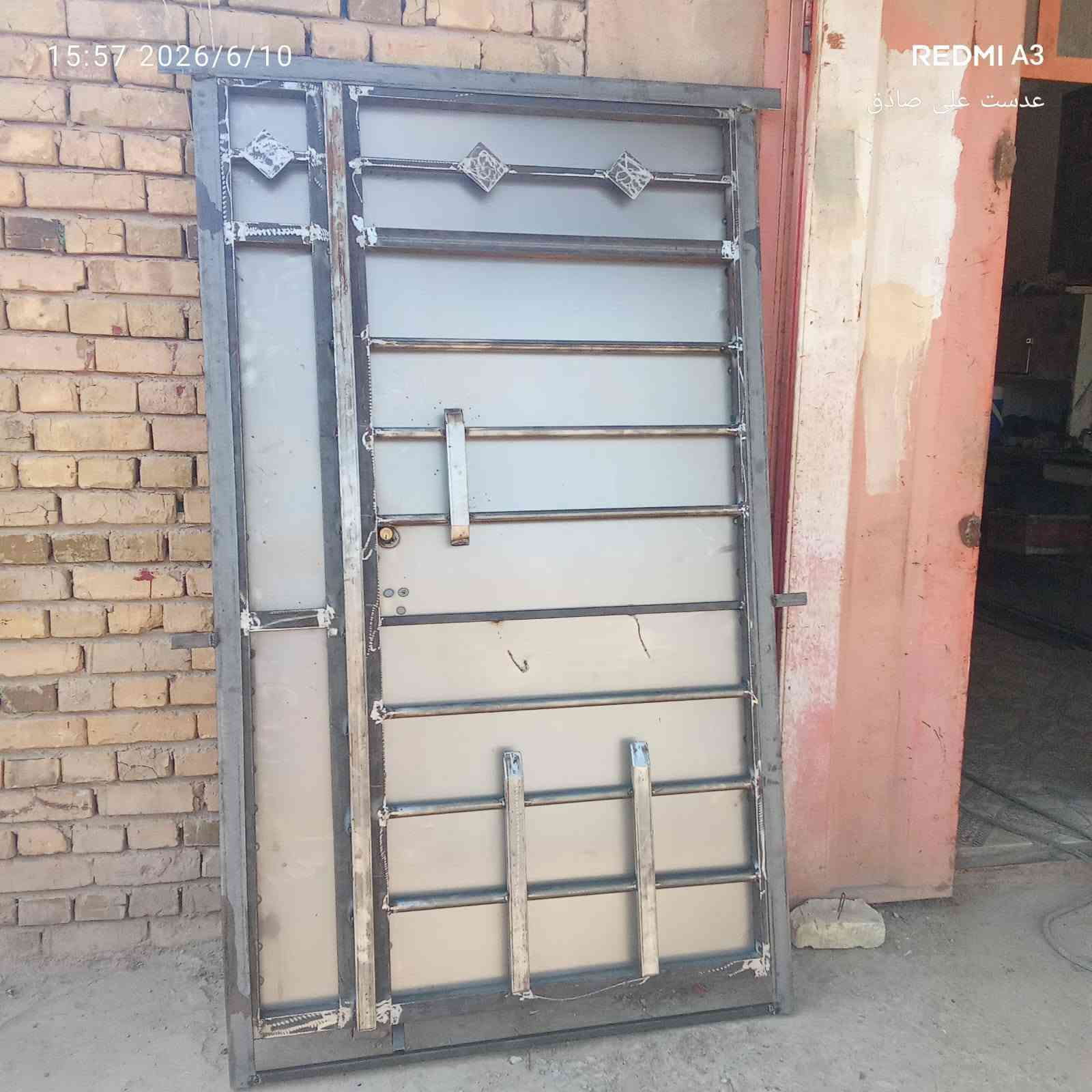باب طلاكه وربع حديد ثقيل جديد، سعر 125،، الف،،، توصيل موجود، ***********،،
