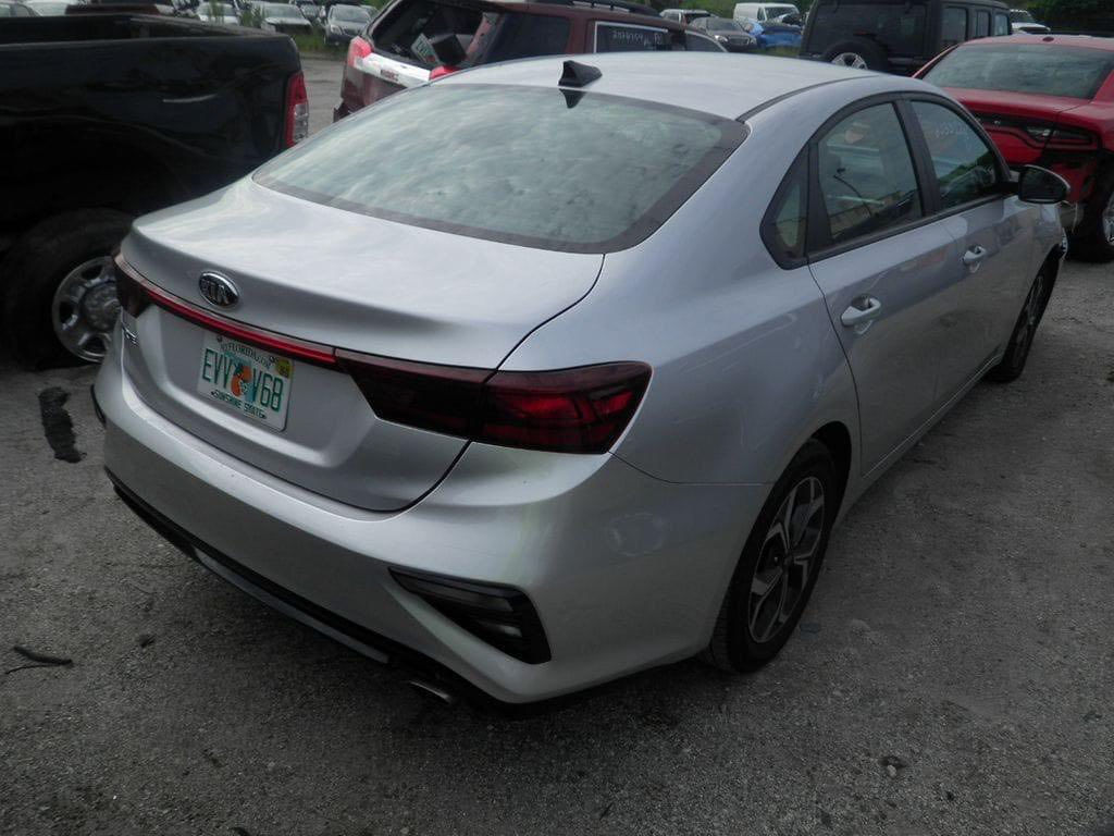 السلام عليكم كيا فورتي 2019 وارد امريكي  محرك 2000  دوش  مواصفات  شاشه كار بلي  كامرا دوراه حساسات  اماميه خلفيه رادرات  تحكم سترين جهتين تبريد  ثلج حادثه موضح بالصور وبيه الباب خلف السايق بي بارد  سياره جاهزه رقم انكليزي باسمي  تخم تاير جديد صدر نضيف دوشمه مكانه شهداء العبيدي *********** سعر 135
