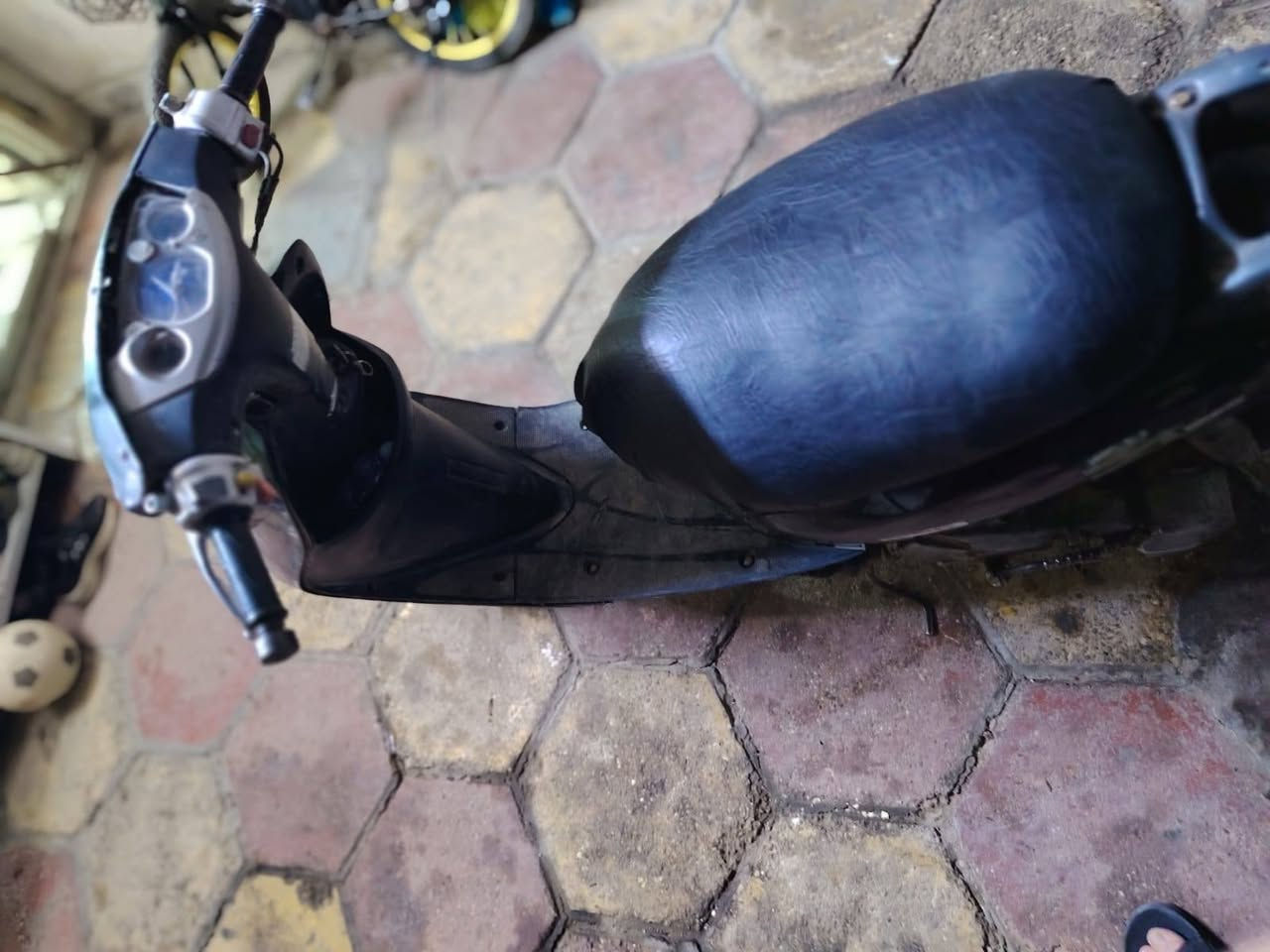 دراجة عصفوريه شغاله شلعتها قويه بس بيها صوت بسيط بلأكسل ونقصها باتري سعرها 125 وبيها مجال العنوان بغداد الدوره ابو دشير ارقم ***********
