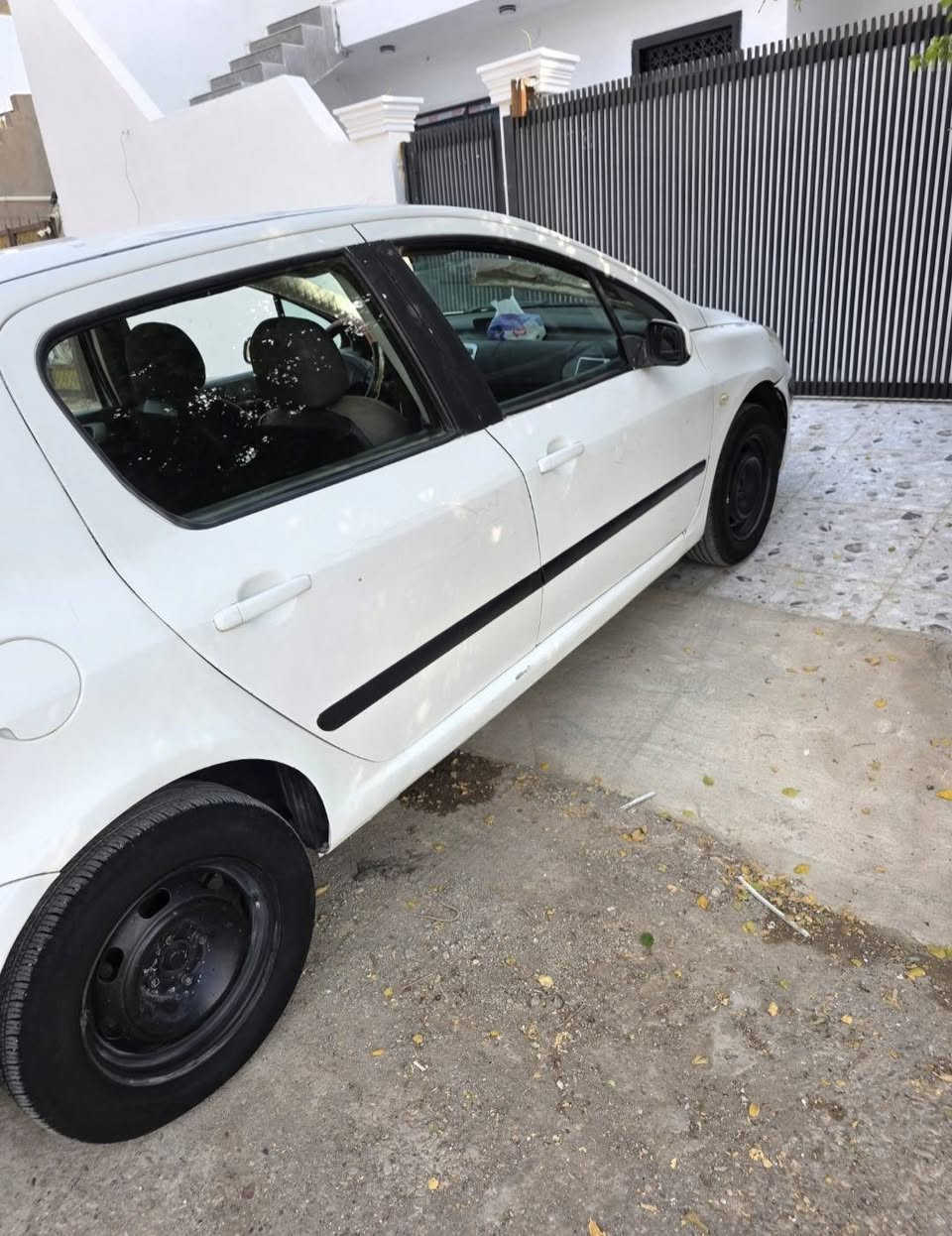 يجو فرنسي 307 موديل 2006
 رقم كركوك مشروع وطني سنوية جديد ل 2030 
رقم انكليزي 
دفتر بنزين بيها 
كير ومحرك بالشرط
 تايرات جديدة
 صدر  امامي وخلفي جديد
 السيارة باسمي ثاني يوم يتحول باسمك 
السعر/ 54
 مكاني كركوك 
  ***********
***********
