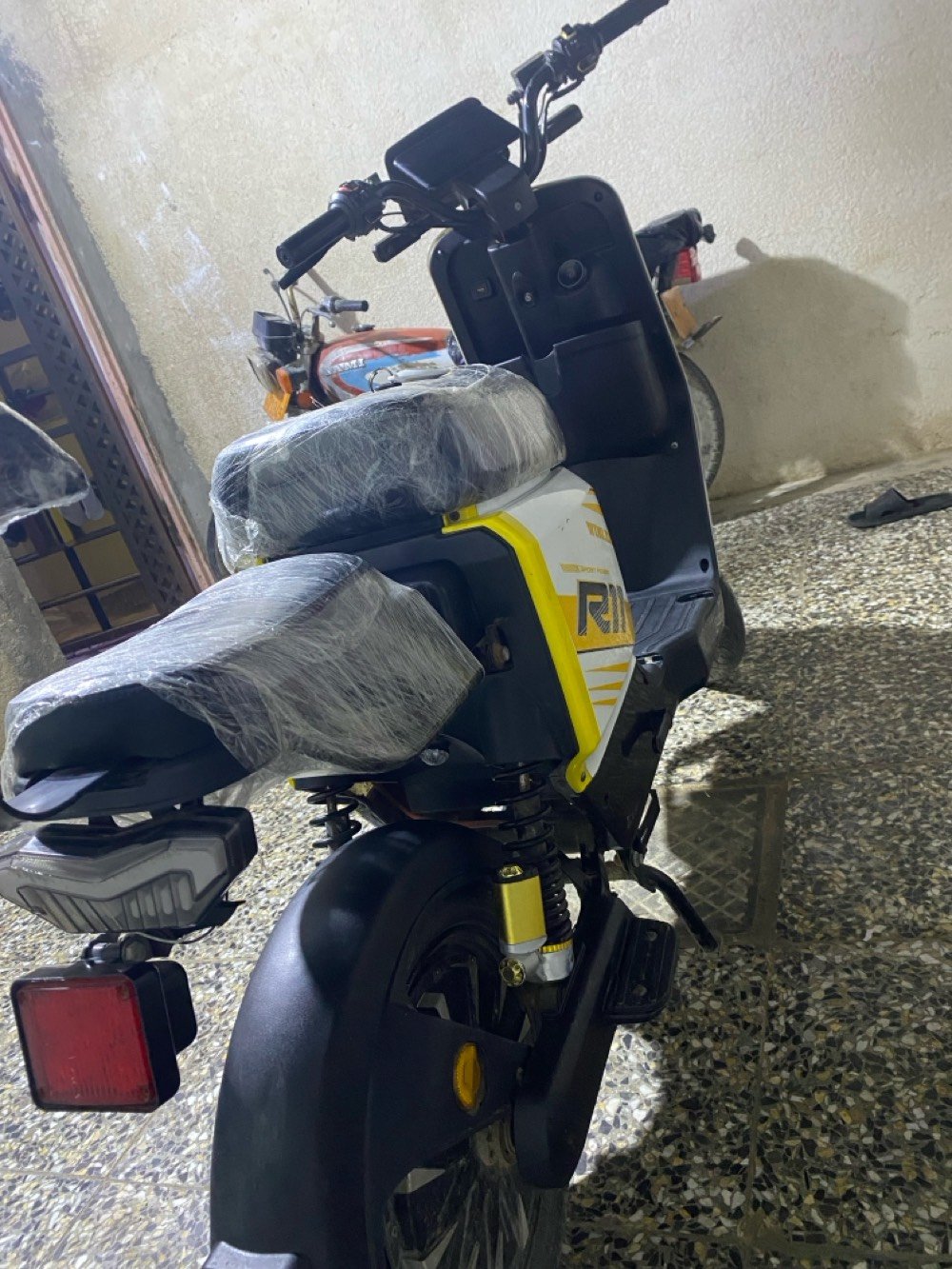 سلام عليكم دراجه R11 موديل 2025 خمس بطاريات البطاريه الوحده 32 امبير دراجه حلو ونضيفه بس بيه هذا كسر كدامك سعر 490 وبيه مجال عنواني البصره الصالحيه ‏ 