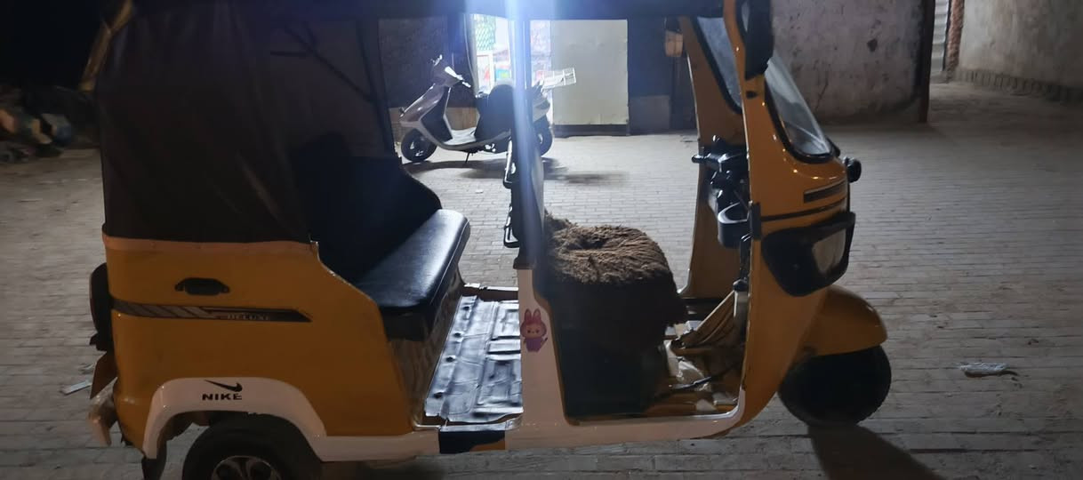 سلام عليكم ورحمه الله وبركاته
توك توك موديل 20رقم انجليزي كفاله المحرك جديد 

البدي شوف العين حلو بس شخوط قليله بالسعر 

4800 وبيها مجال قليل للطيبين بصره حيانيه 60 

***********
