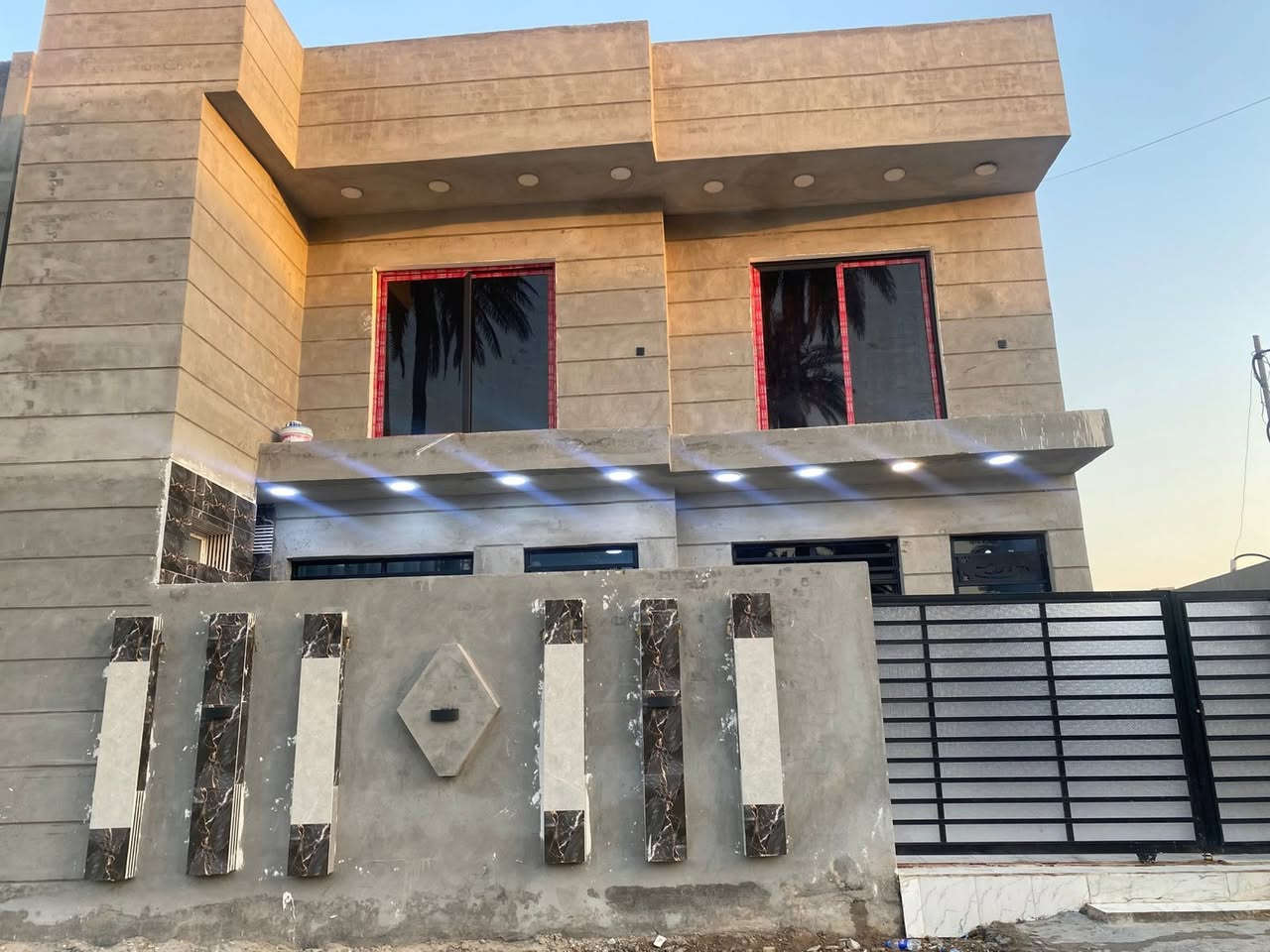 بيت حديث البناء للبيع

📐 المساحة: 170 متر
🏠 عدد الطوابق: طابقين
📏 الواجهة: 11 متر
تفاصيل البيت:
4 غرف نوم
صالة كبيرة
مطبخ واسع (4 × 4)
استقبال كبير (4 × 5)
تصميم حديث وتشطيب جيد
الموقع: 📍 الدورة – مدخل هور رجب
مجاور أفران الزيتون
منطقة مخدومة بالكامل (ماء، كهرباء، مجاري)
الملكية: 📄 طابو زراعي – سند 25
💰 السعر مناسب وقابل للتفاوض
📞 للاستفسار التواصل خاص أو اتصال
(*********** ابو فهد)(***********ابو علي)
