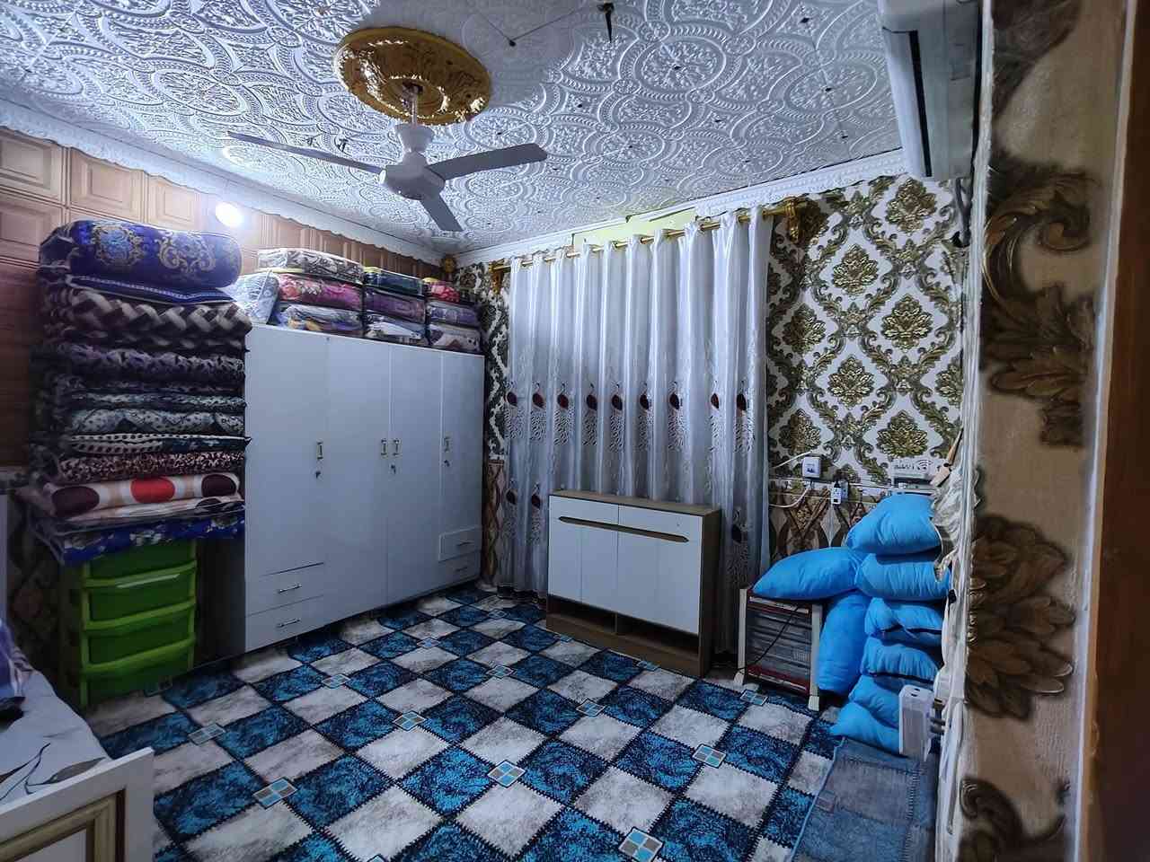 السلام عليكم بيت للبيع واسط حي الحكيم قرب البانزين خانه يبعد عن الشارع 250 المساحه 180 يحتوي على غرفتي النوم وصاله واستقبال وصحيات وطرمه بناء طابوق كافه خدمات من ماء ومجاري وكهرباء مرقم من قبل لبلديه طابو زراعي سند 25 سعرخاص لمراجعه دلاليه سيد حيدر ***********
