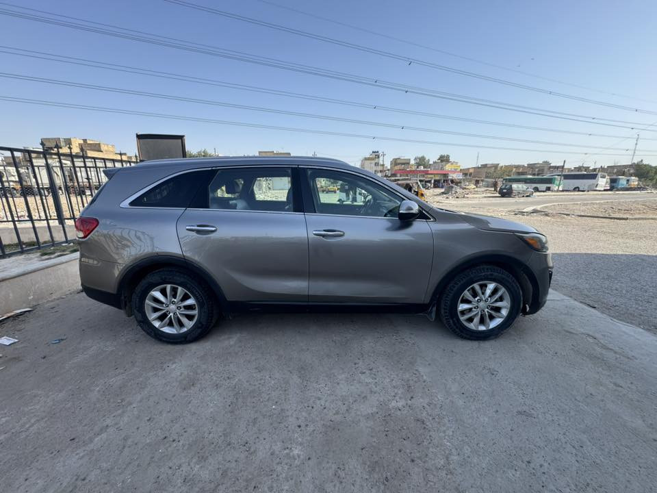 السلام عليكم
كيا سورينتو ٢٠١٦ محرك V6 سبعه راكب
سياره حلوه ماشيه تقريباً ١٠٠ الف 
سياره حادثها من امريكا بنيد فقط وبلعراق صار بيها بارد جزء من الباب وجزء من الجاملغ
كير محرك خير من الله 
مكاني بغداد حي اور 
سعرها ١٧٥$ وبيها مجال شي بسيط
‎للأستفسار والتواصل ***********
