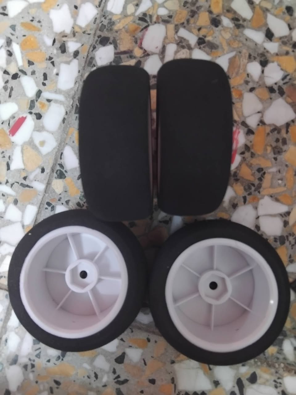 سلام عليكم 
تايرات يمكن مال بكي او درفت ماعرف مطاط قوي التفاصيل بالصور السعر 10 الف مع التوصيل 
تواصل ***********
