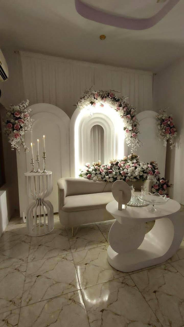 كوشة متكونه من ٩ قطع
ميز وسطي
طبلات عدد ٢
ميز عقد 
ركن عقد 
طبله 
اقواس ٣ 
خشب اند اي اف
صبغ حراري ابيض 
كوشة فخمة الارتفاع مترين و٤٠ العرض ٣ متر 
تتأجر كلهة او نصهة 
مكاني كربلاء 
***********
