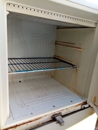 ثلاجة للبيع مستعملة ماطور شغال بيها ليك لوانسداد فقط 07702011739