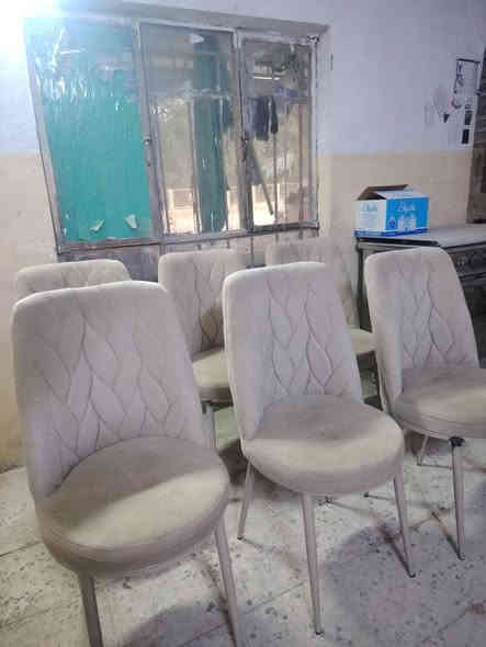 كراسي عدد ٦ نضيفات قماش نضيف سفنج عالي بـ سعر البلاش عنوان الحمزه الغربي حي العسكري للاستفسار ***********
