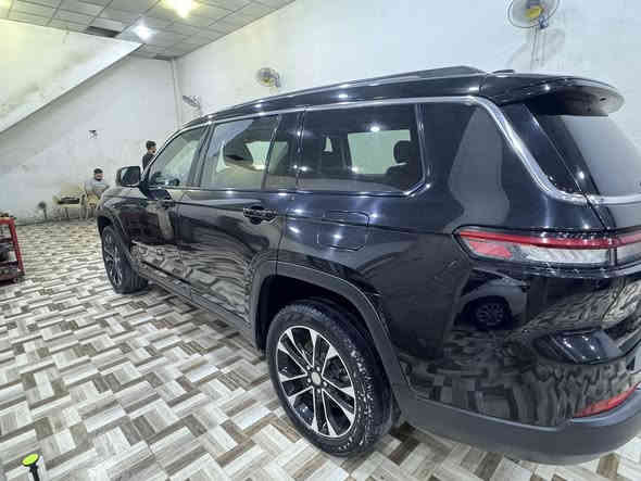 جيب 7 راكب 

الموديل : 2023 . (وارد امريكي) . 

المحرك : (3600)v6.

العداد : .(40000)M. 

رقم اربيل الجديد بأسمي تحويل ثاني يوم.

* رادار امامي مع مانع تصادم.

*مانع تصادم خلفي.

* شاحن موبايل وايرلس. 

* شاشه مع كامرة 

* نظام الخرائط (GPS).

* كير شفتات بالستيرن. 

* المصابيح الأمامية LED. 

*المصابيح الخلفيه LED.

* المقعد الأمامي للسائق كهرباء.

* دواخل مشمشي 

* مقاعد Vip

* حساسات خلفية. 

* بلوتوث تلفون. 

* محدد سرعة. 

ضرر السيارة:فقط الي اموضح بالصوره قليل خسفه بالدعاميه 
 ويوجد سونار. 
مكان السيارة:ميسان العماره 

للاستفسار الاتصال ع الرقم:***********
السعر 325 وبيها مجال بسيط للشراي
