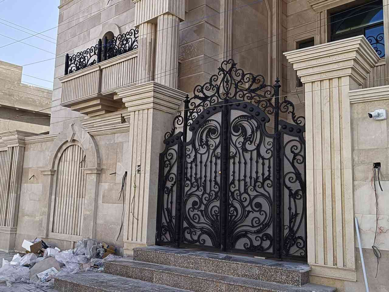 ✨ باب ملكي… من أجمل ما يكون ✨
فخر الصناعة العراقية اليدوية من معمل حدادة تكوين
حيث نُصوغ الحديد في كل دقّة وإتقان،
لنحوّل القطعة إلى تحفة فنية تليق بواجهاتكم الراقية.

باب ملكي مع محجرات  يجمع بين:
🔸 جمال التصميم
🔸 قوة الحديد
🔸 روعة الحرفية العراقية الأصيلة

مع تكوين… نخلق أبوابًا ليست مجرد حديد،
بل هيبة، وفخامة، وهوية تُحكى في كل تفصيل.
للاتصال. ***********
