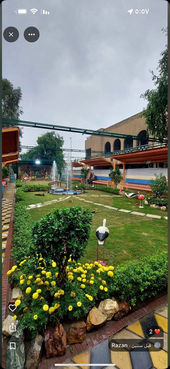 السلام عليكم بيت في زيونه مساحته 900 متر للايجار فقط تجاري يصلح شركه او معهد او روضه او عياده وغيرها الايجار سنوي وليس شهري العقار كان سابقاً معهد استاذ عقيل الزبيدي موجودات فديوهات البيت ايضاً يحتوي على حديقه كبيره وايضا خارج البيت في الشارع تشجير على اليوتيوب يقع للبيت في خدمي سريع قناه الجيش اما البيت ركن للسيارات ويتسع الشارع للكثير مـن السيارات للاستفسار اكثر ***********
